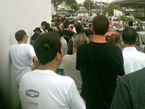 Corintianos fazem fila por ingressos no Scarpelli