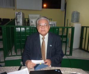 José Leão recebe trofeu em reconhecimento pelo trabalho à frente do Rotary