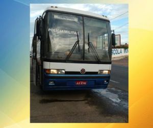 Ônibus irregular com adesivo da Polícia Militar é apreendido no litoral piauiense