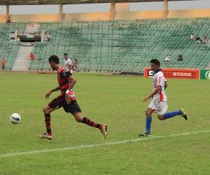 Autor de gol contra em clássico, Binha lamenta revés e diz: "A bola não entra"