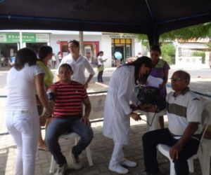 Alunos do CEEP realizam manhã de ação social na Praça Dr. Sebastião Martins
