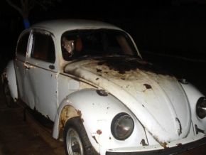 Homem "louco" queima carro e tenta destruir outros em SRN