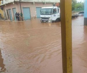 Chuva forte alaga ruas e casas em Picos; Defesa Civil monitora