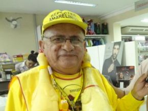 Repórter Amarelinho é presenteado com tênis amarelo