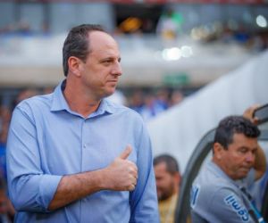 Com um a mais, Cruzeiro bate líder Santos na estreia de Ceni e quebra longo jejum