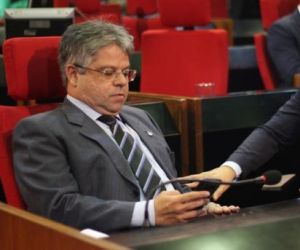 Gustavo Neiva quer informações sobre credenciamento de serviços hospitalares