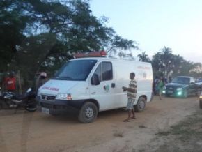 Condutor morre ao passar por quebra-mola e cair da moto na localidade Manga