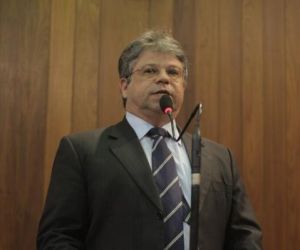 Gustavo Neiva denuncia "caos generalizado" no Estado