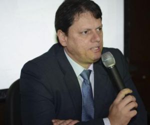 Governo federal estuda privatizar ou liquidar 100 estatais, diz ministro
