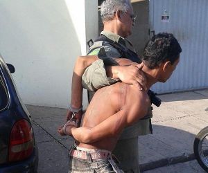 Homem é preso após roubar moto na frente de delegacia na capital