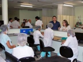 Lilian Martins visita Hospital de Floriano