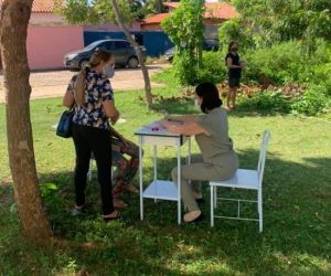 Médica atende pacientes embaixo de árvore devido à lotação em UBS na Zona Norte de Teresina