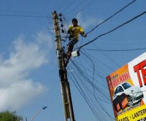 Internauta flagra homem sem proteção mexendo em fios em Teresina