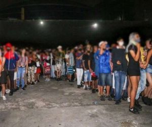 Polícia encerra festa clandestina com mais de 500 pessoas na zona Sul de SP