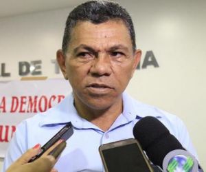 Líder do governo na Assembleia se manifesta contra coligações