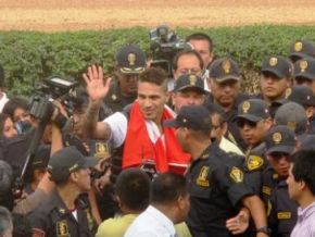 É Natal! José Aldo volta a ser criança e ganha presente do 'Papai Noel'