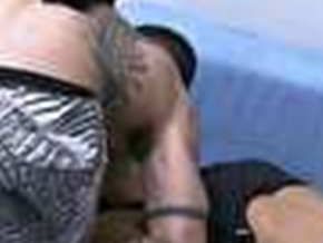 Yuri dá um beijo em Laisa após treino