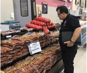 Fiscais apreendem vários produtos vencidos em supermercados no PI