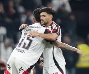 Análise: Flamengo supera desconexão inicial e faz jogo digno de líder em virada sobre o Corinthians