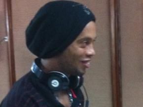 Ronaldinho viaja com camisa sem patrocínio master do Fla