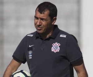 Carille define Corinthians com time misto para pegar o Flamengo; veja a escalação