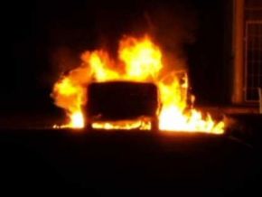 Carro pega fogo e assusta moradores