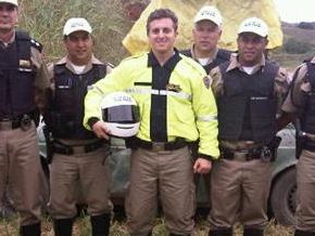 Luciano Huck se veste de policial para capturar Lata Velha!