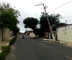 Por um fio: Poste segurado por fiação oferece riscos em via de Floriano