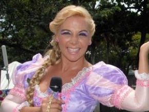 Carla Perez canta em bloco infantil