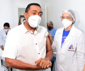 Prefeito Joel Rodrigues toma primeira dose da vacina contra Covid-19