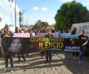 Adolescentes e entidades participam ato contra violência sexual em Floriano