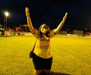 Mãe de presidente do Picos atravessa campo de joelhos após classificação na Copa do Brasil