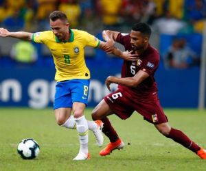 Arthur e Fernandinho sentem dores e perdem treino da seleção brasileira