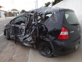 Motorista que disputava racha bate carro e derruba poste em Floriano