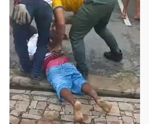 Homem é contido por populares e preso pela Polícia Militar em Floriano