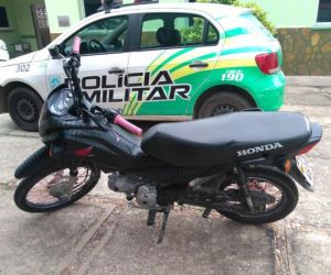 Moto roubada é achada abandonada em matagal