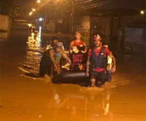 Corpo de Bombeiros resgata famílias atingidas por rompimento de bueiro na BR-343
