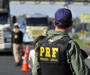 PRF-PI prende homem transportando droga em caminhão