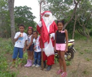 Papai Noel chega mais cedo na zona rural de Floriano
