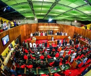 Quase 80% dos deputados seguem na Alepi; bancada governista cresce