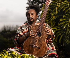 Chico César se junta ao trio Devotos na dança do reggae