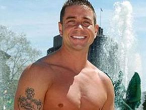 Bombeiro é afastado por ter posado sem camisa para calendário
