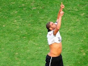 Adriano comemora 'gol da confiança' e valoriza relação com Tite