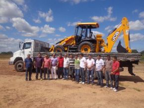 Município de Barão de Grajaú recebe retroescavadeira