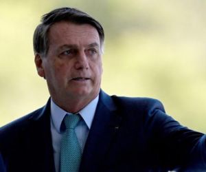 Bolsonaro insulta Barroso, e ministro diz que universo vai além do cercadinho