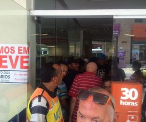 Filas e falta de dinheiro nos caixas marcam 1º dia de greve dos bancários