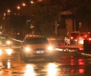 Motorista perde controle de carro-forte e invade grade de supermercado