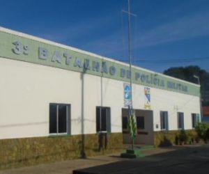 Colisão entre veículo de passeio e ônibus resulta em danos materiais em Floriano