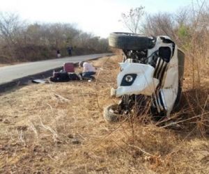 Carro com prefeito e vereadores do Piauí capota na BR 135