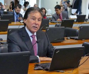 Relator apresenta parecer favorável da PEC do teto de gastos